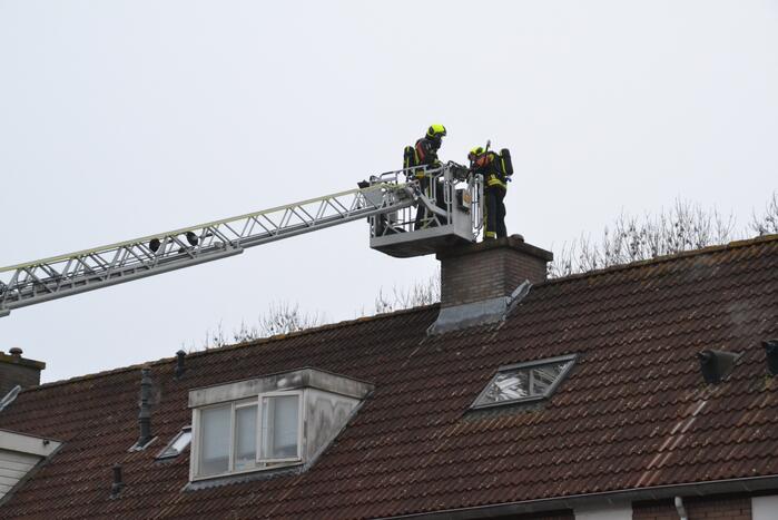 Schoorsteen woning in brand