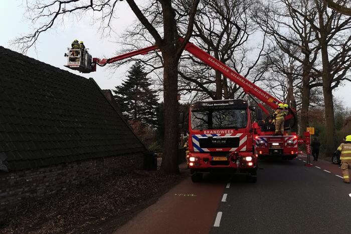 Bewoners blussen brandende schoorsteen