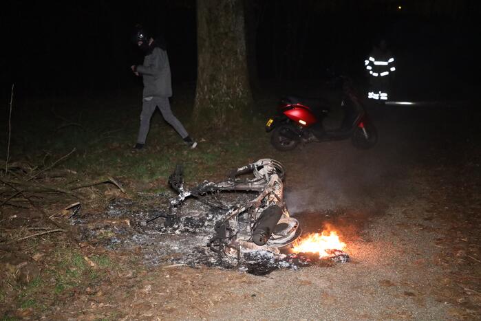 Scooter in brand gestoken