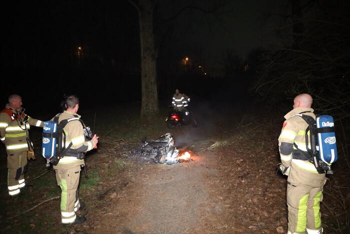 Scooter in brand gestoken