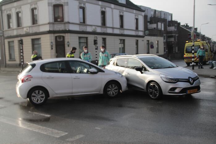 Automobilist botst in flank van auto