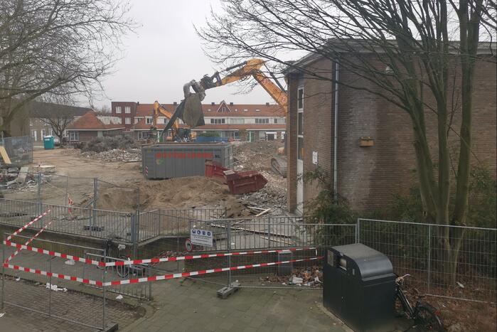 Muur valt op auto bij sloopwerkzaamheden