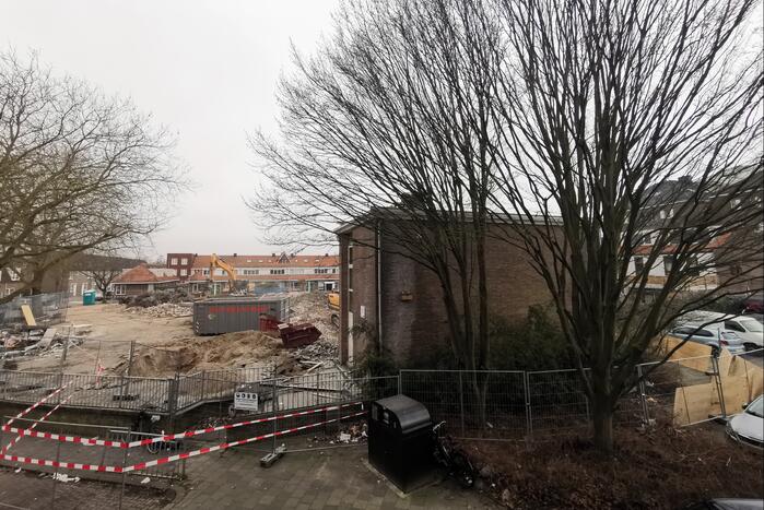 Muur valt op auto bij sloopwerkzaamheden