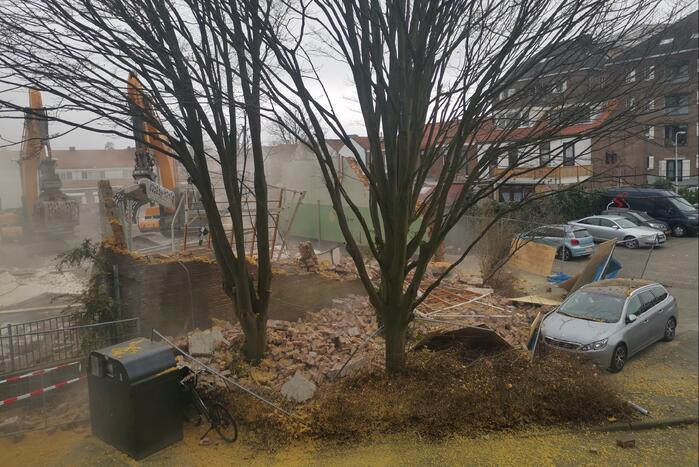 Muur valt op auto bij sloopwerkzaamheden