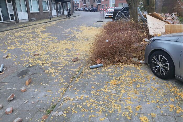 Muur valt op auto bij sloopwerkzaamheden