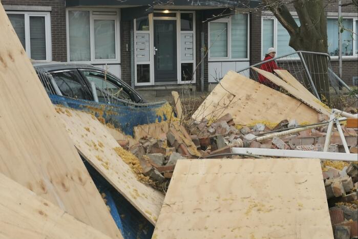 Muur valt op auto bij sloopwerkzaamheden