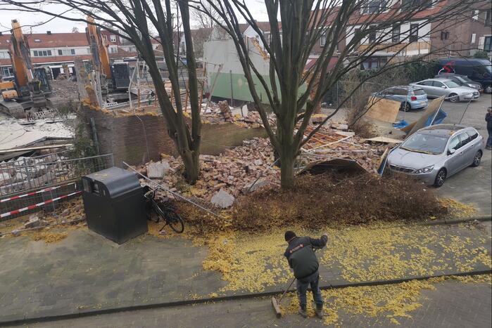 Muur valt op auto bij sloopwerkzaamheden