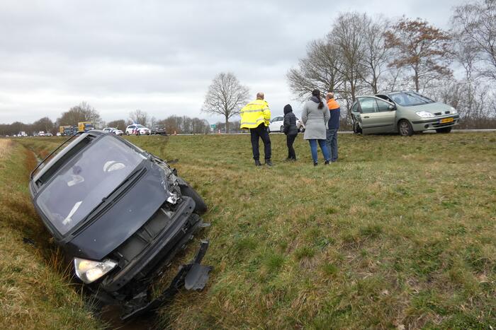 Auto belandt in sloot bij ongeval