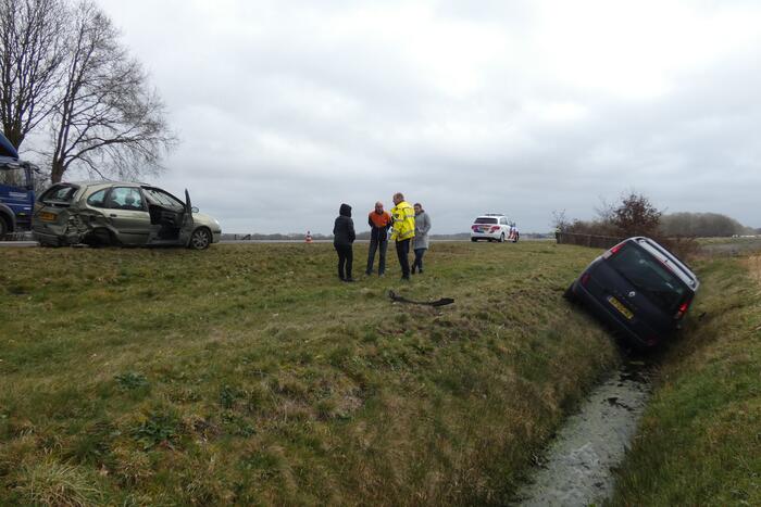 Auto belandt in sloot bij ongeval