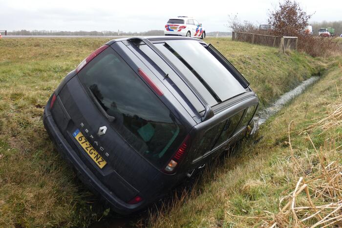Auto belandt in sloot bij ongeval