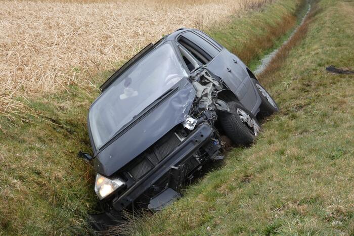 Auto belandt in sloot bij ongeval