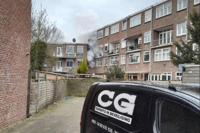 Voorbijganger ontdekt grote brand in woning