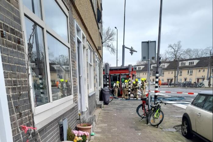 Voorbijganger ontdekt grote brand in woning