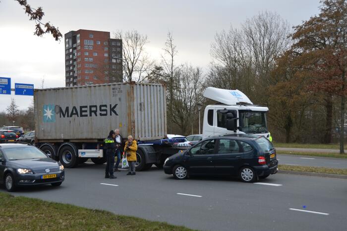 Vrachtwagen en auto botsen op elkaar