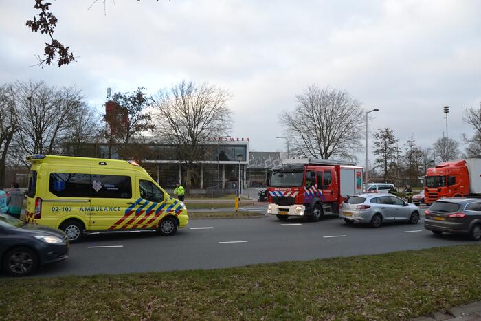 Vrachtwagen en auto botsen op elkaar