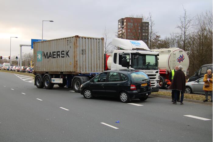 Vrachtwagen en auto botsen op elkaar