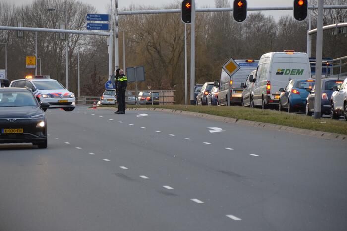 Vrachtwagen en auto botsen op elkaar