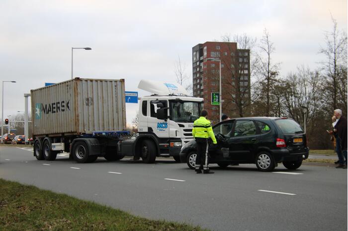 Vrachtwagen en auto botsen op elkaar