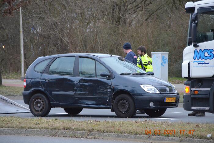 Vrachtwagen en auto botsen op elkaar
