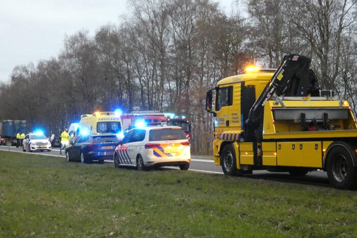 Bestuurder bekneld bij ernstig verkeersongeval