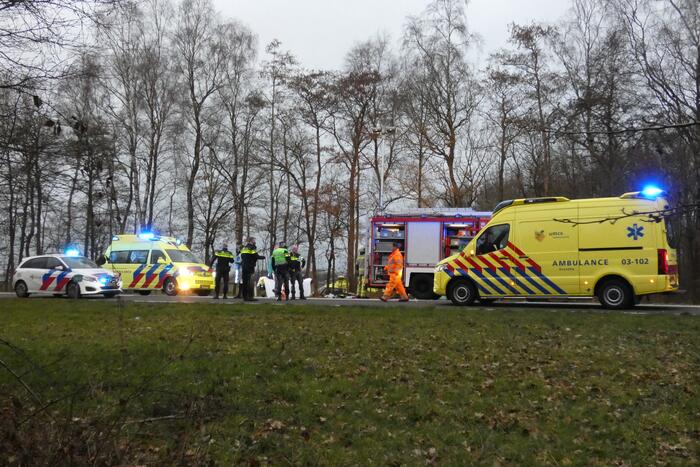 Bestuurder bekneld bij ernstig verkeersongeval