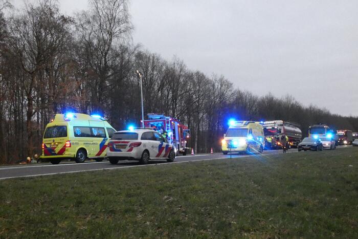 Bestuurder bekneld bij ernstig verkeersongeval