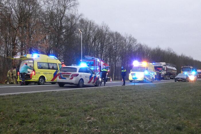 Bestuurder bekneld bij ernstig verkeersongeval