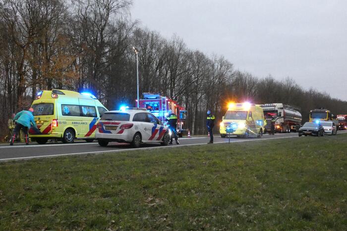 Bestuurder bekneld bij ernstig verkeersongeval
