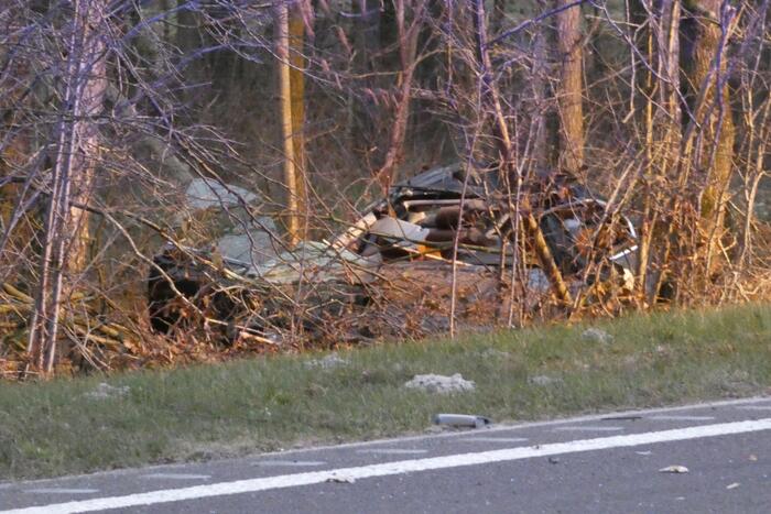 Bestuurder bekneld bij ernstig verkeersongeval