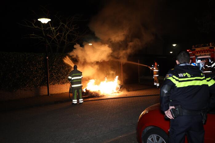 Brandweer blust meters hoge vlammen
