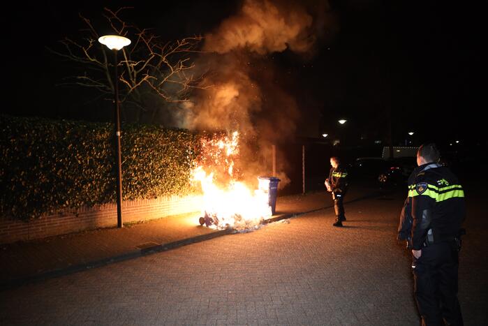 Brandweer blust meters hoge vlammen