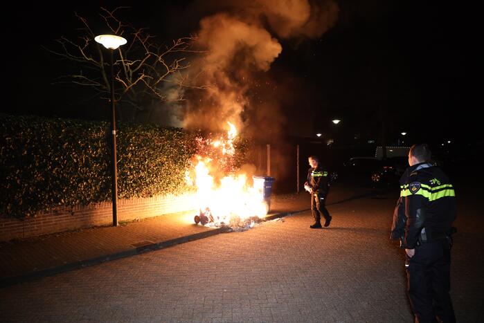 Brandweer blust meters hoge vlammen