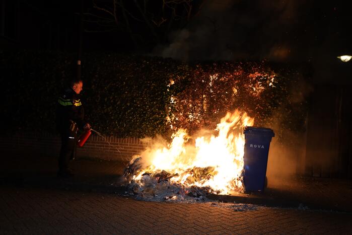 Brandweer blust meters hoge vlammen