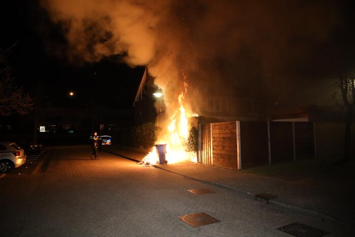 Brandweer blust meters hoge vlammen