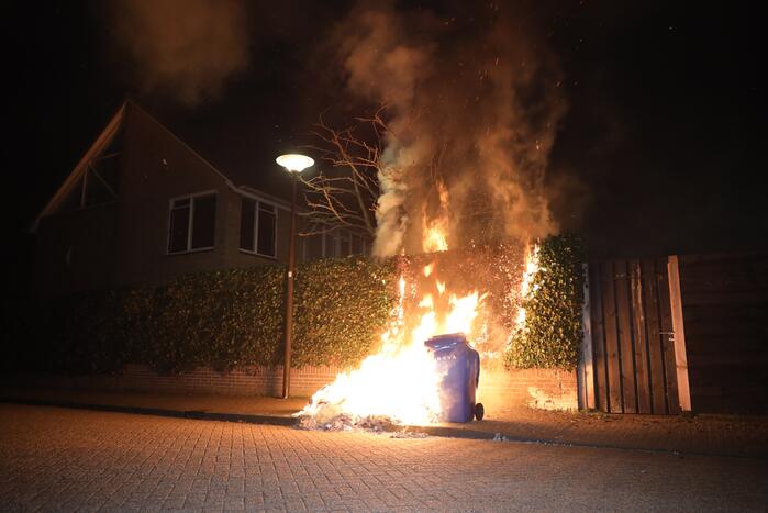 Brandweer blust meters hoge vlammen