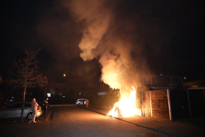 Brandweer blust meters hoge vlammen