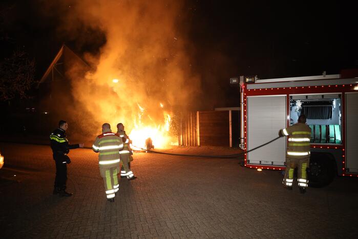 Brandweer blust meters hoge vlammen