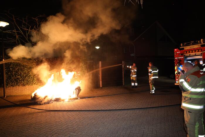 Brandweer blust meters hoge vlammen