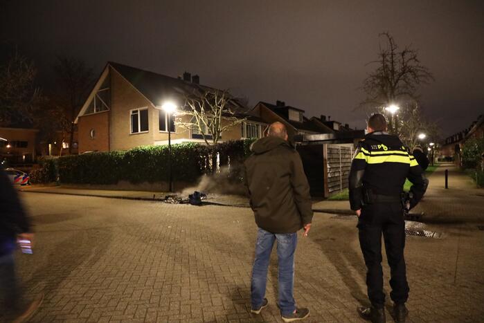 Brandweer blust meters hoge vlammen