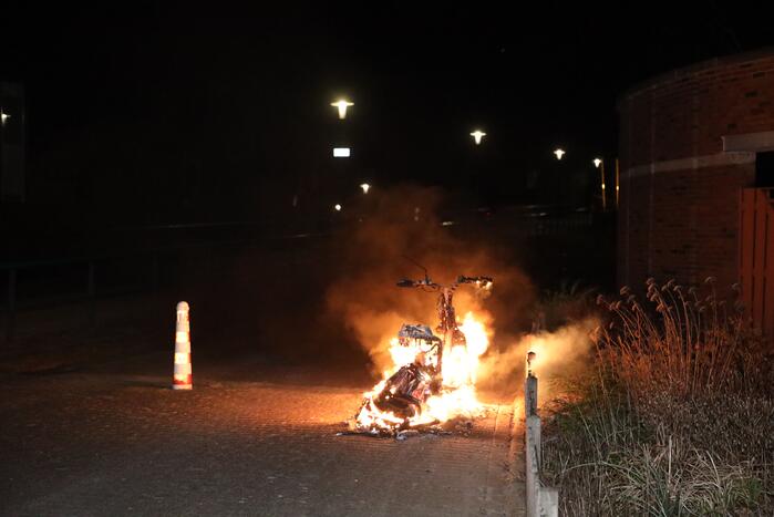 Wederom scooter verwoest door brand