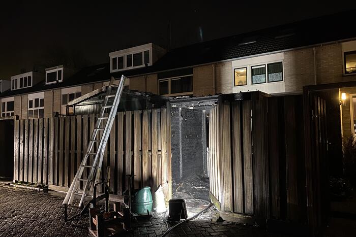 Brand onder overkapping in achtertuin