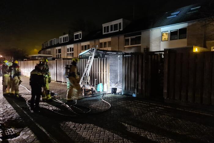 Brand onder overkapping in achtertuin