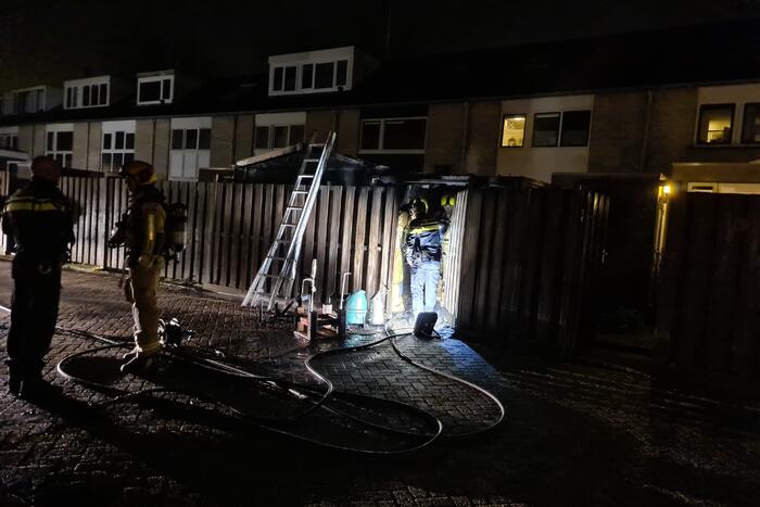 Brand onder overkapping in achtertuin