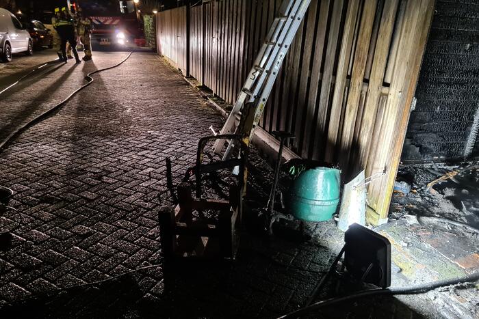 Brand onder overkapping in achtertuin