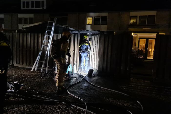 Brand onder overkapping in achtertuin