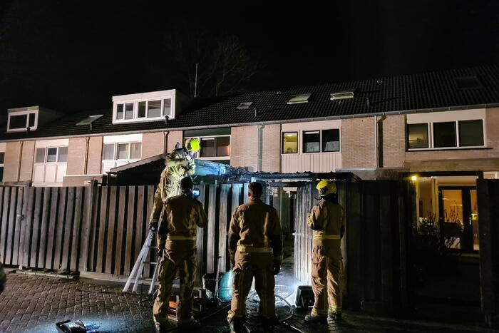Brand onder overkapping in achtertuin