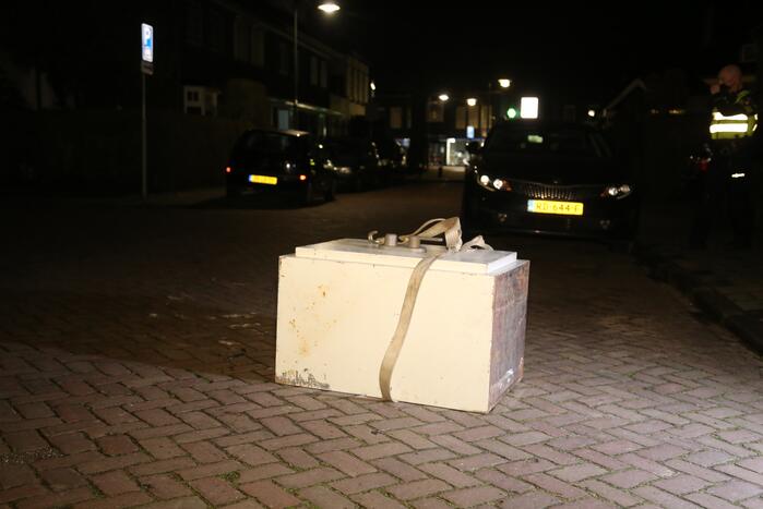 Loodzware kluis ligt urenlang op straat