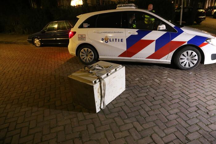 Loodzware kluis ligt urenlang op straat