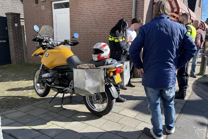 Auto botst op stilstaande motor