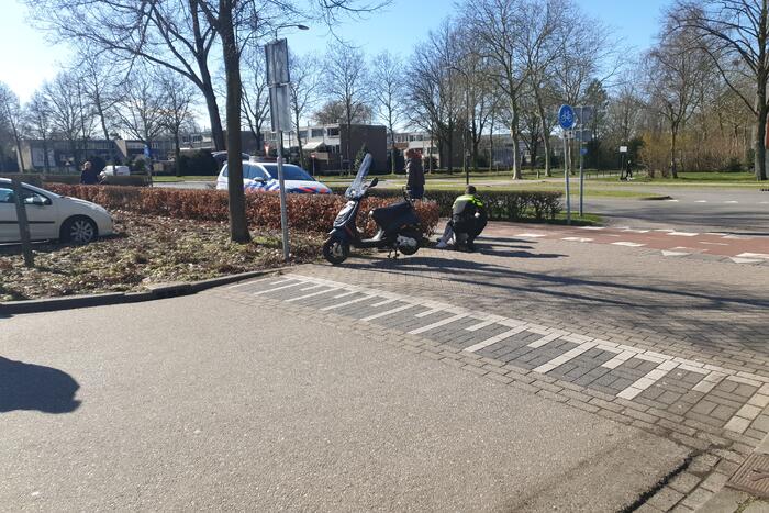 Scooterrijder in botsing met auto